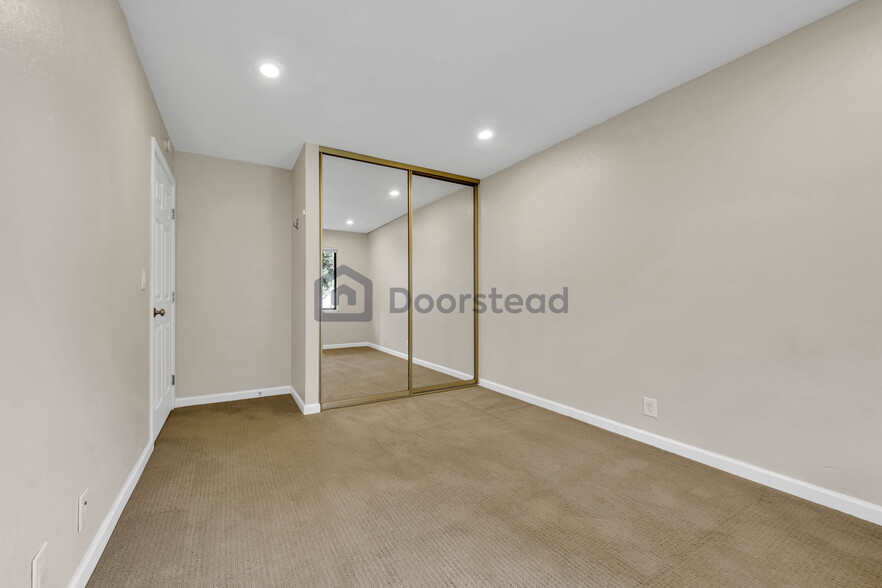 Building Photo - 641 Stonegate Dr