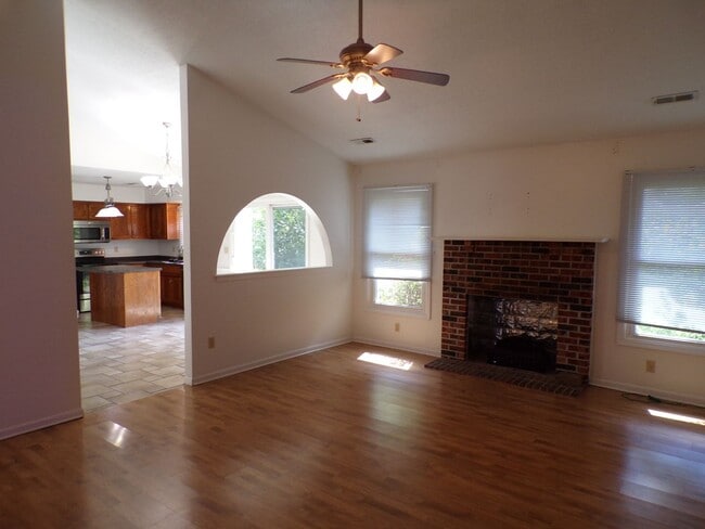 Building Photo - Nice 3 Bedroom 2 Bathroom House In South C...