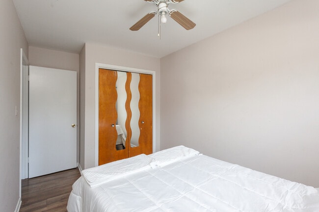 Building Photo - 6427 N Hermitage Ave