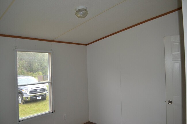 Building Photo - Mobile Home for Rent