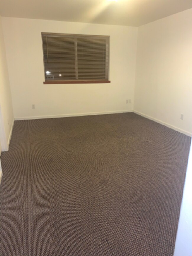 Building Photo - 2112/2114 Hamilton Duplex