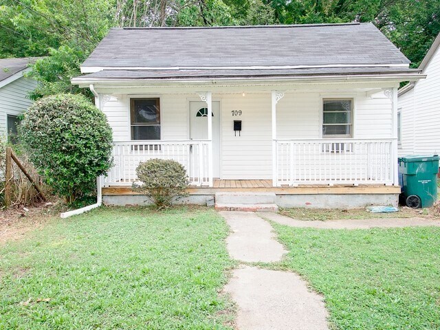 Primary Photo - Spacious 1 Bedroom 1 Bath Home With Large ...