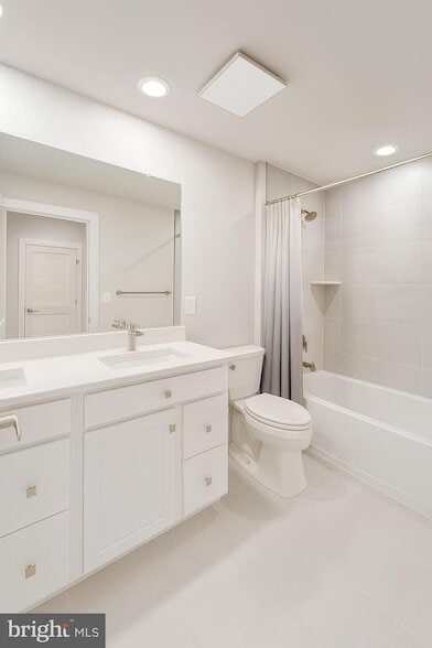 Building Photo - 43771 Metro Ter