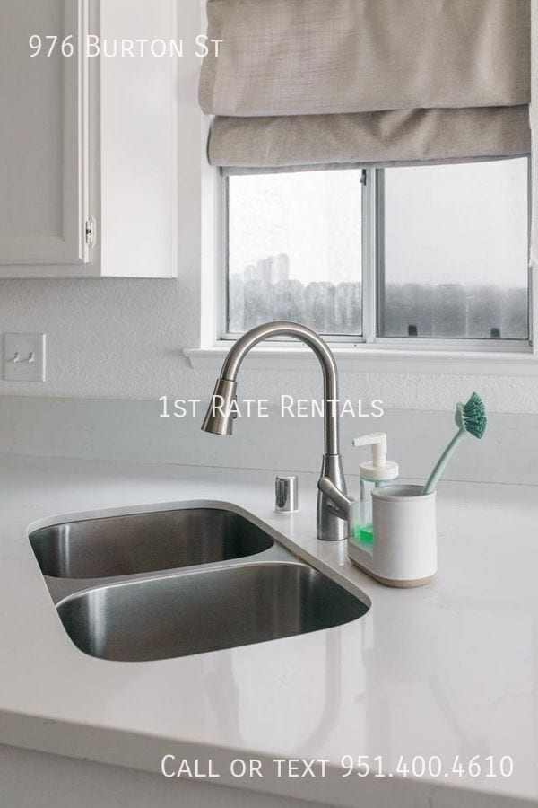 Building Photo - 976 Burton St