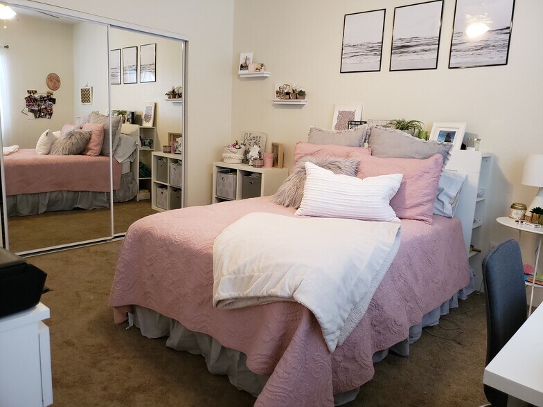 Spacious bedrooms - 1141 E Elm St