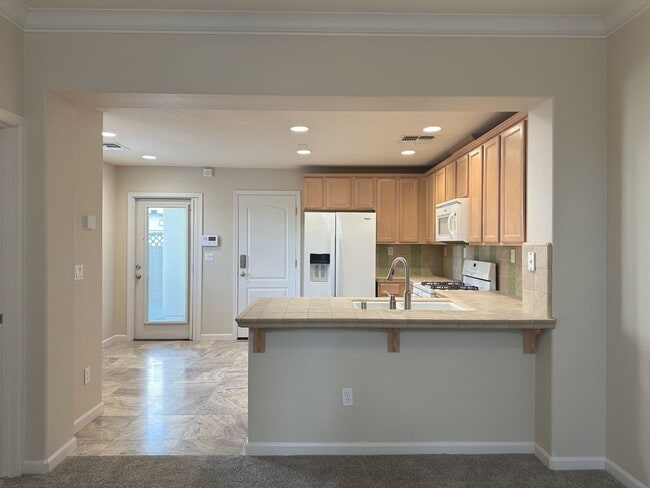 Building Photo - Beautifully Upgraded 3BD/2.5BA Citrus Heights Home with Covered Patio & Modern Amenities!