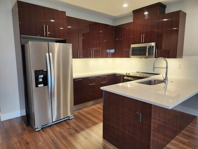 Building Photo - 3 bedroom Townhouse with Pool Access and E...