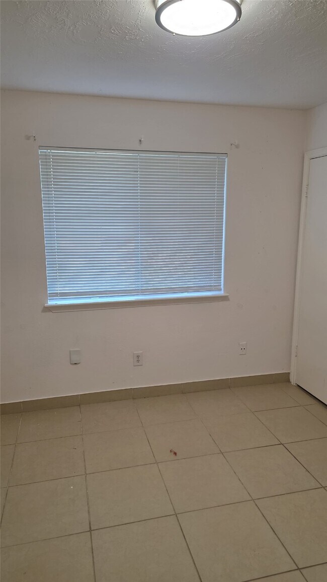 Building Photo - 17302 Davenway Dr