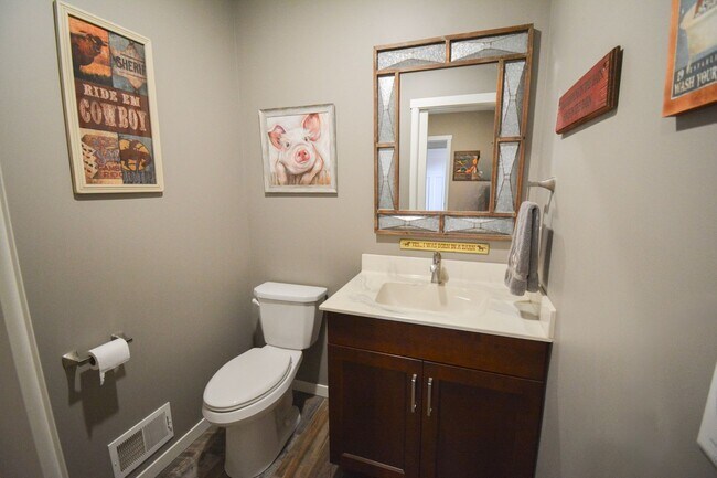 Building Photo - Spacious and Stunning 5 Bed 4 Bath For Ren...