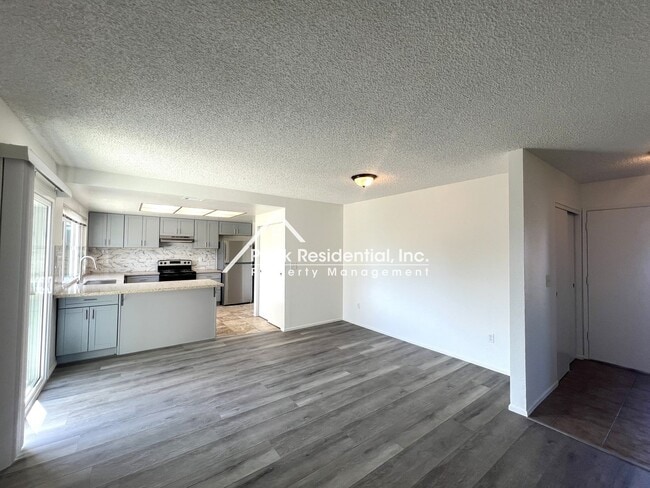 Building Photo - Spacious 4bd/2ba House with 2 Car Garage