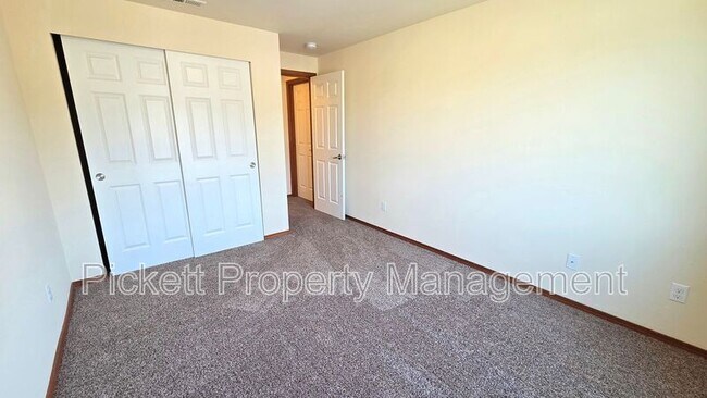 Building Photo - 6710 Takota Pl NE