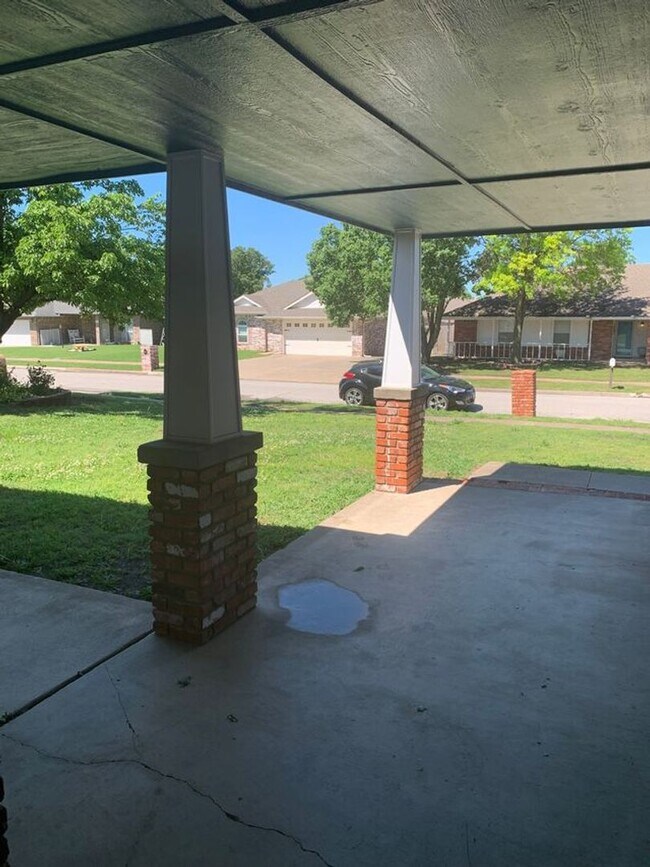 Building Photo - This beautifully updated three-bedroom, tw...