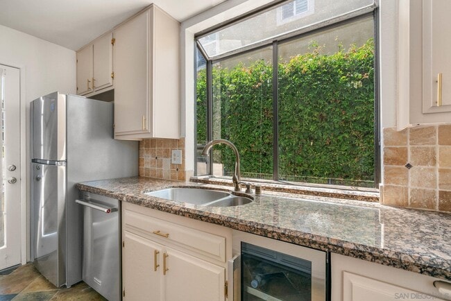 Building Photo - 2544 Navarra Dr