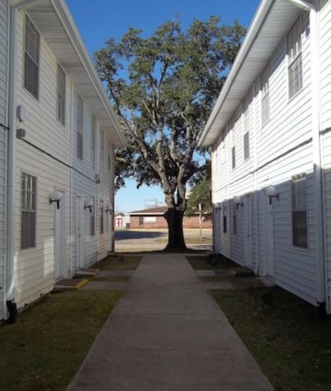 Building Photo - River Oaks Apartment Complex