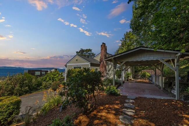 Building Photo - Charming Beach Drive Craftsman w/ AC and V...
