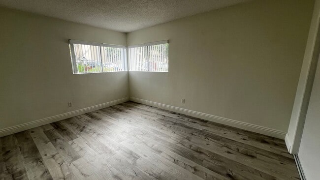Building Photo - 3 Bed 2 Bath Downstairs Apartment For Rent...