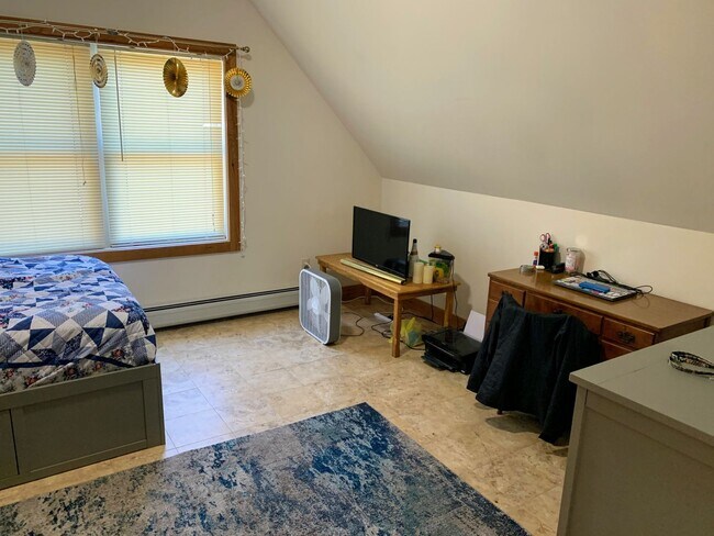 Building Photo - University Student Rental- Available for t...