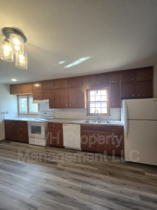 Building Photo - 526 N Martinson Ave