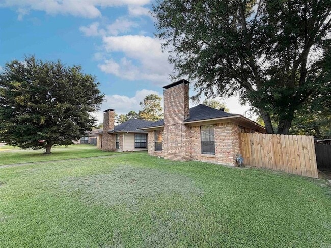 Building Photo - 5805 Sidney Dr