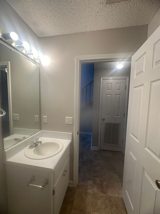 Building Photo - Foxhill Commons!!  NEW CARPET..1/2 OFF 1M RENT WITH 18M LEASE