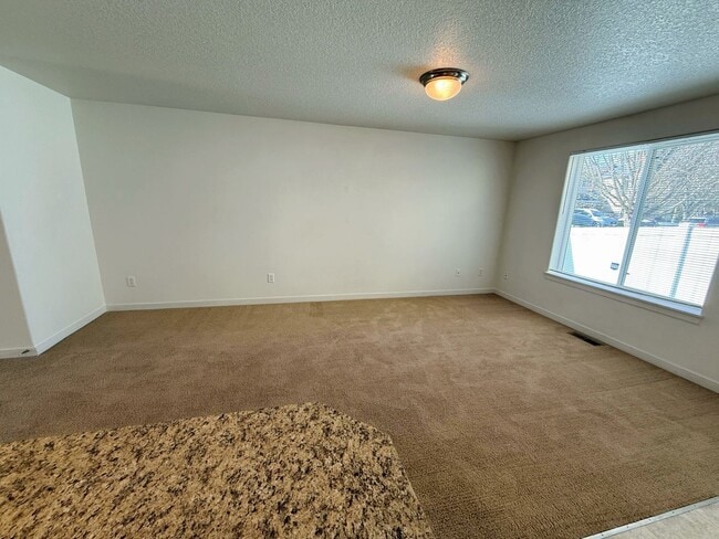 Building Photo - Spacious 3 Bed/2.5 Bath Home in Walnut Grove area!