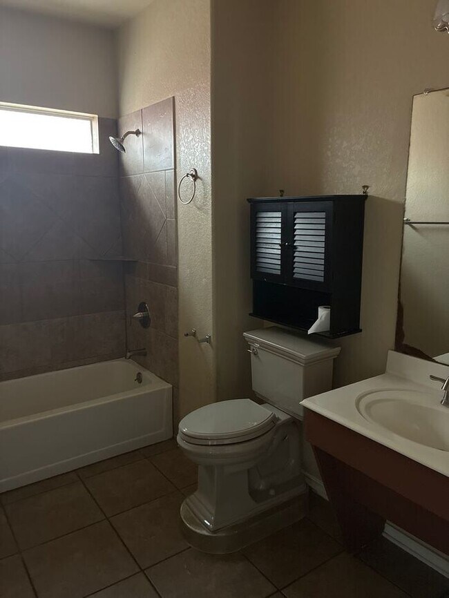 Building Photo - 5BR/4BA w/ Fenced Yard + Covered Parking in Schertz, TX