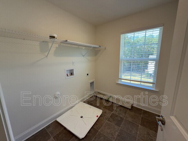 Building Photo - 241 Mill Bend Dr