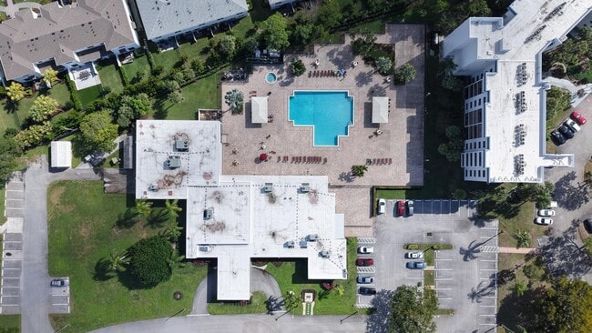 Building Photo - 4640 Lucerne Lakes Blvd W