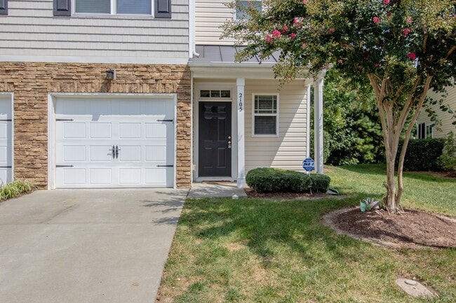 Building Photo - End Unit Townhome| 2nd Floor Loft Space | ...