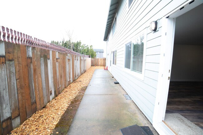 Building Photo - 3411-3423-3423 SE 85th Ave