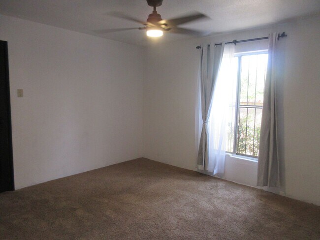 Building Photo - Adorable San Fernando home on O'Melveny