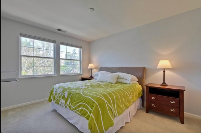 Building Photo - Newer 3bedrooms townhouse with 2 Cars Garage and AC in Fremont Niles area for rent