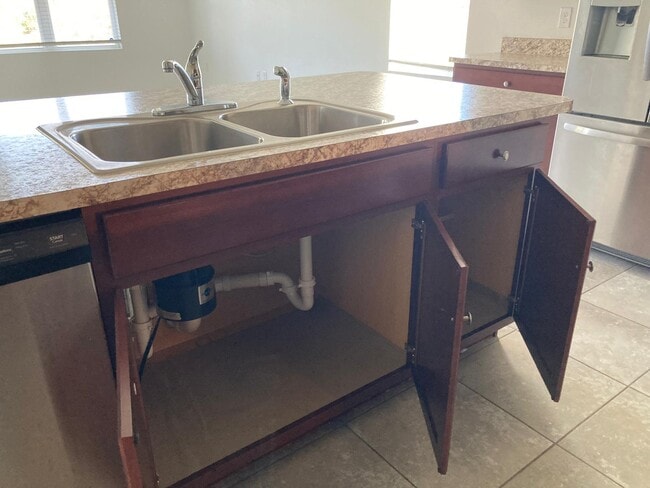 Building Photo - 863 Carlyle Ave