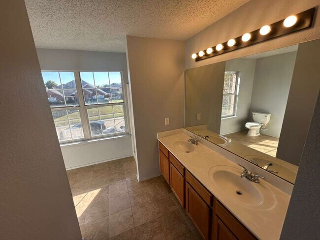 Building Photo - 1137 Beechwood Ln