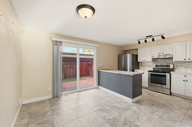 Building Photo - Charming 3 Bedroom Townhomes at Rockrimmon