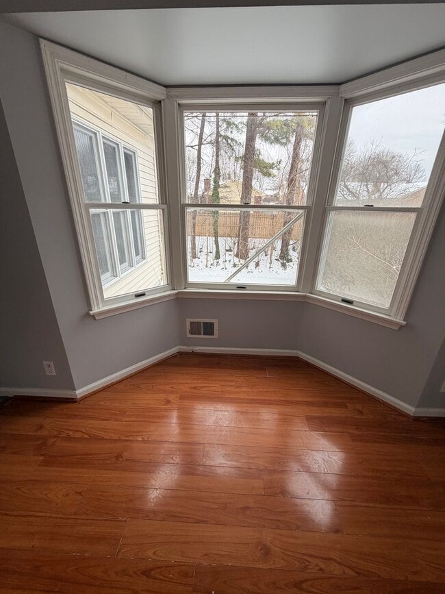 Building Photo - Gorgeous 3 bedroom house with finished basement!