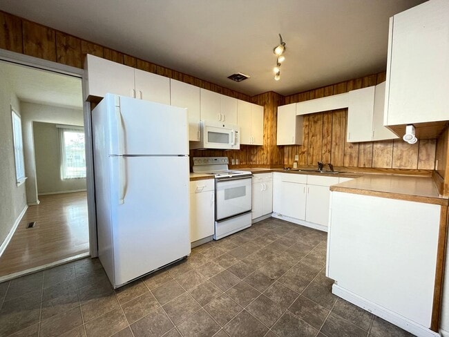 Building Photo - Northside 3 Bedroom Fenced with Huge Shop