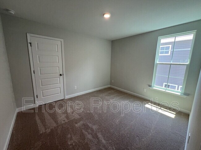 Building Photo - 284 White Oak Gdn Wy