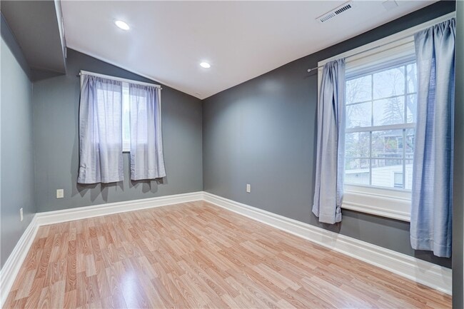 Building Photo - 450 S Main St