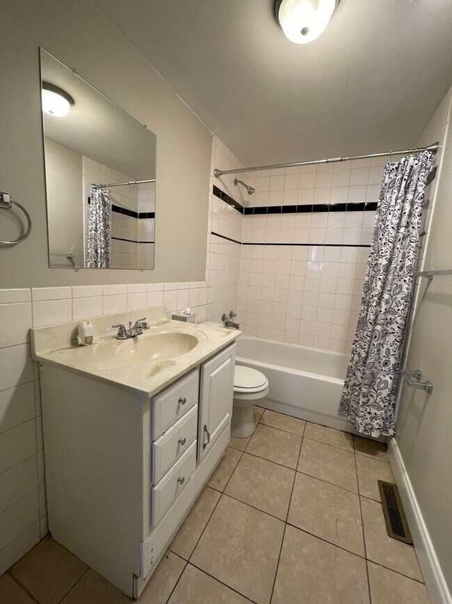 Building Photo - Beautiful Home In Kenwick with Potential 4th Bedroom!