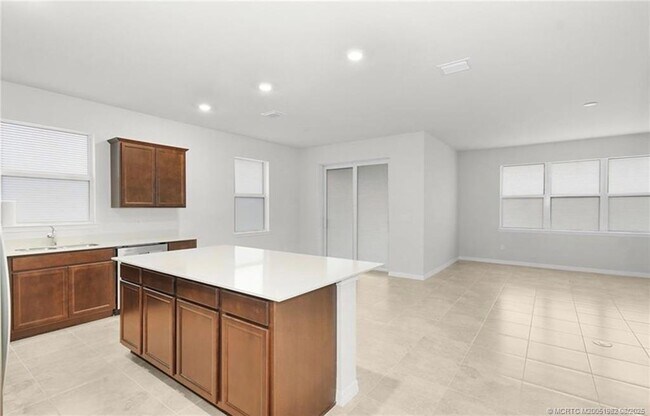 Building Photo - 10596 SW Morning Glory Dr