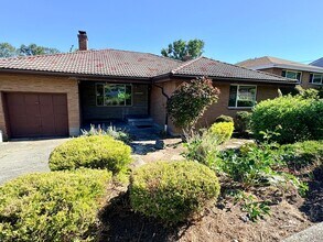 Building Photo - 5 Bed/1.5 Bath Beacon Hill Home with Gorgeous Views!