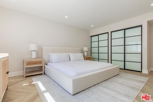 Building Photo - 502 Evelyn Pl