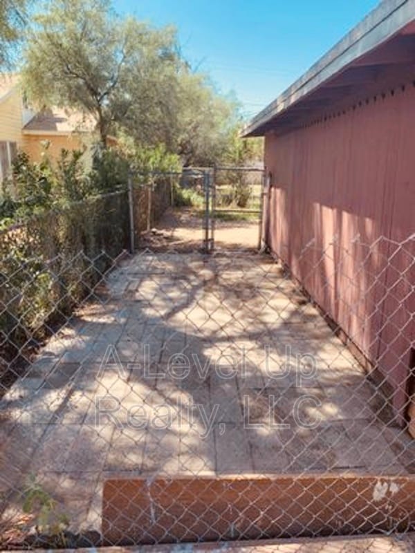 Building Photo - 316 E Elm St