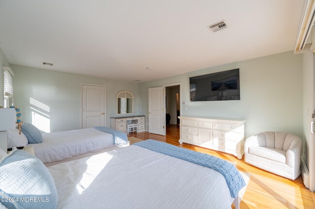 Building Photo - 409 6th Ave