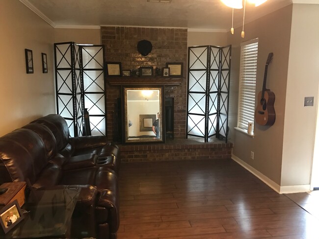 Building Photo - 404 Leslie Dr