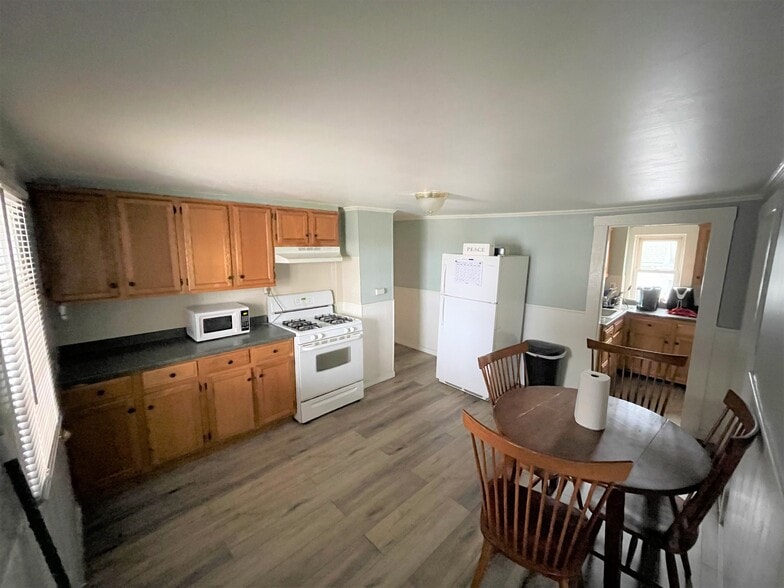 Building Photo - 94 Walnut St