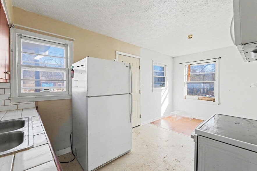 Building Photo - 1036 N Estelle Ave