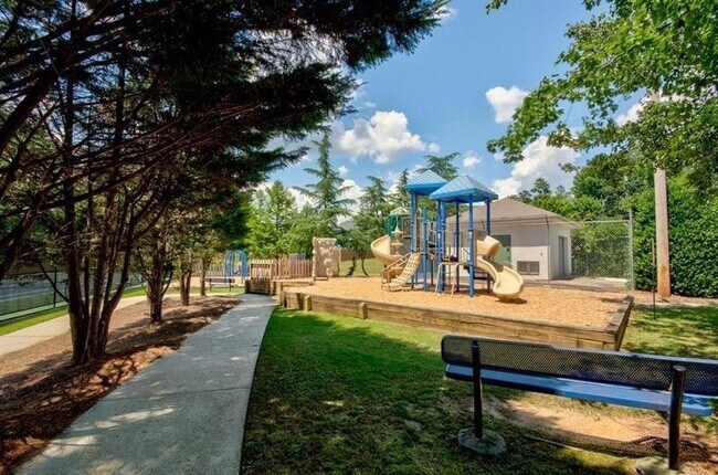 Building Photo - 2630 Highland Pass