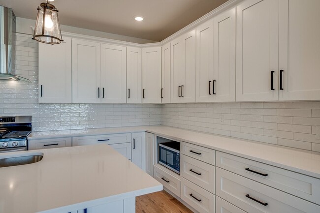 Building Photo - Stunning 4-Bedroom Nashville Home with Granite Countertops, Hardwood Floors, and Fireplace!